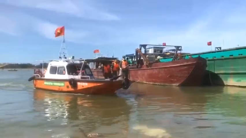 Lực lượng chức năng đưa các ngư dân gặp nạn về đất liền. Ảnh: Thanh Chung