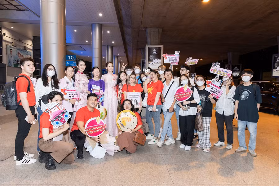 Đông đảo người hâm mộ đã đi cùng Á hậu Phương Anh ra sân bay đón Hoa hậu Quốc Tế 2019 Sireethorn Leearamwat. Ảnh: NVCC