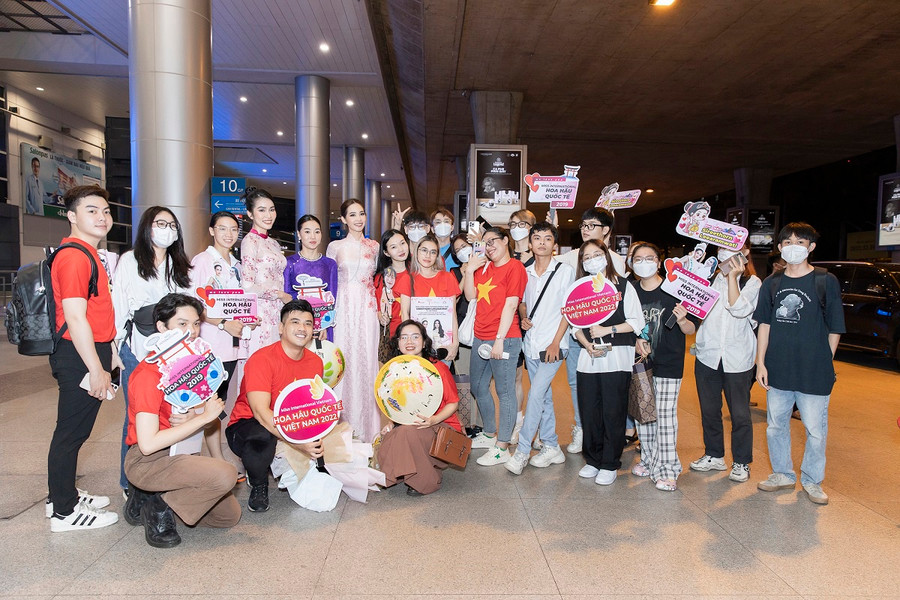 Đông đảo người hâm mộ đã đi cùng Á hậu Phương Anh ra sân bay đón Hoa hậu Quốc Tế 2019 Sireethorn Leearamwat. Ảnh: NVCC