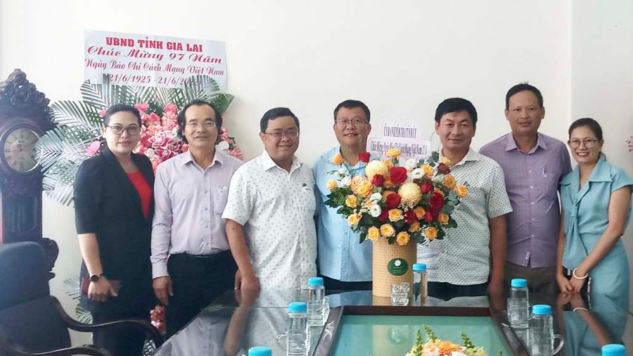 Chủ nhiệm Ủy ban Kiểm tra Tỉnh ủy Thái Thanh Bình (thứ 4 từ phải sang) chúc mừng Báo Gia Lai nhân Ngày Báo chí Cách mạng Việt Nam. Ảnh: Nguyễn Văn Nam