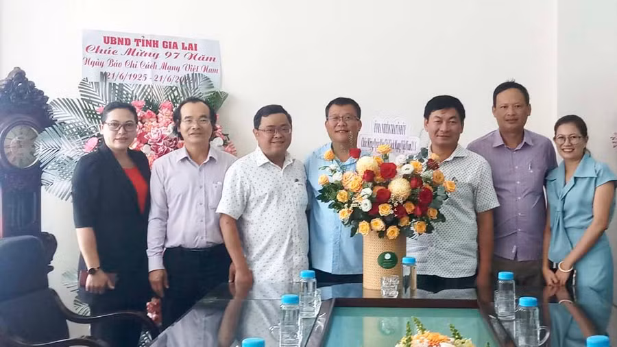 Chủ nhiệm Ủy ban Kiểm tra Tỉnh ủy Thái Thanh Bình (thứ 4 từ phải sang) chúc mừng Báo Gia Lai nhân Ngày Báo chí Cách mạng Việt Nam. Ảnh: Nguyễn Văn Nam