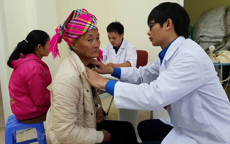Bác sĩ khám bệnh cho người dân tại huyện Mường Tè, tỉnh Lai Châu. (Ảnh: TTXVN)