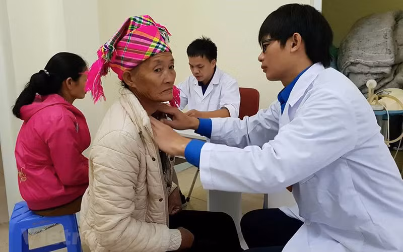 Bác sĩ khám bệnh cho người dân tại huyện Mường Tè, tỉnh Lai Châu. (Ảnh: TTXVN)