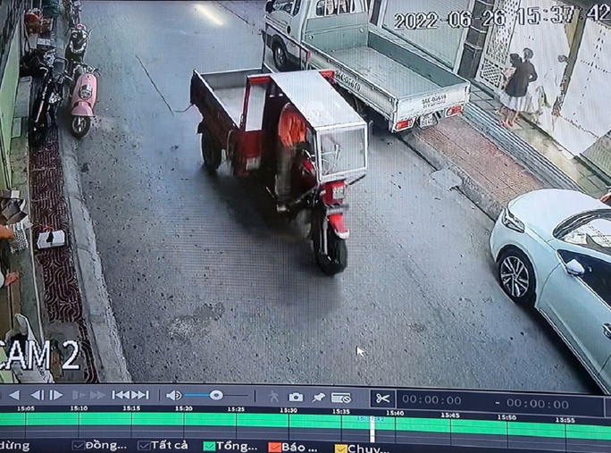  Hình ảnh chiếc môtô và người điều khiển bỏ đi khỏi hiện trường sau va chạm giao thông