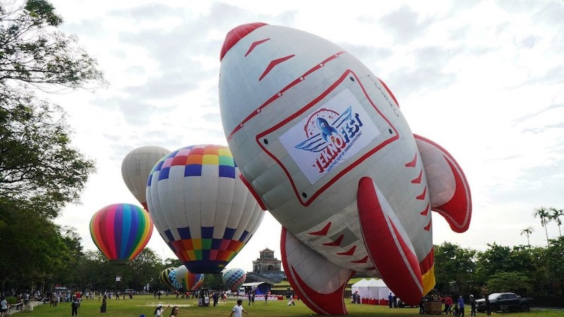 Những quả khinh khí cầu cỡ lớn trước giờ bay.