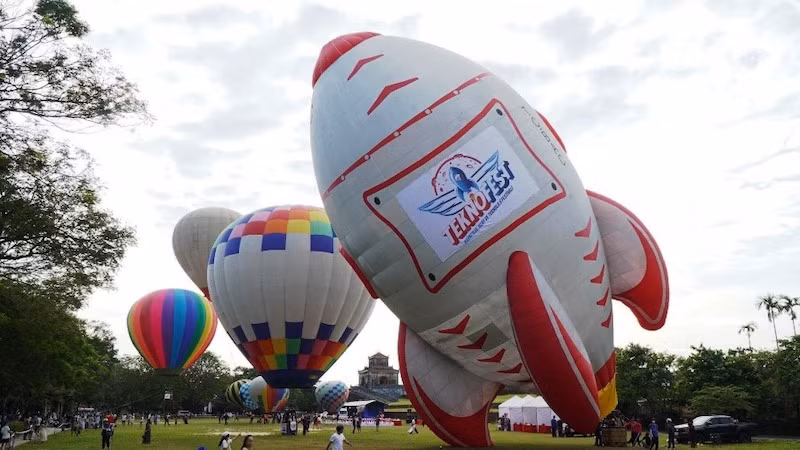 Những quả khinh khí cầu cỡ lớn trước giờ bay. Những quả khinh khí cầu cỡ lớn trước giờ bay.