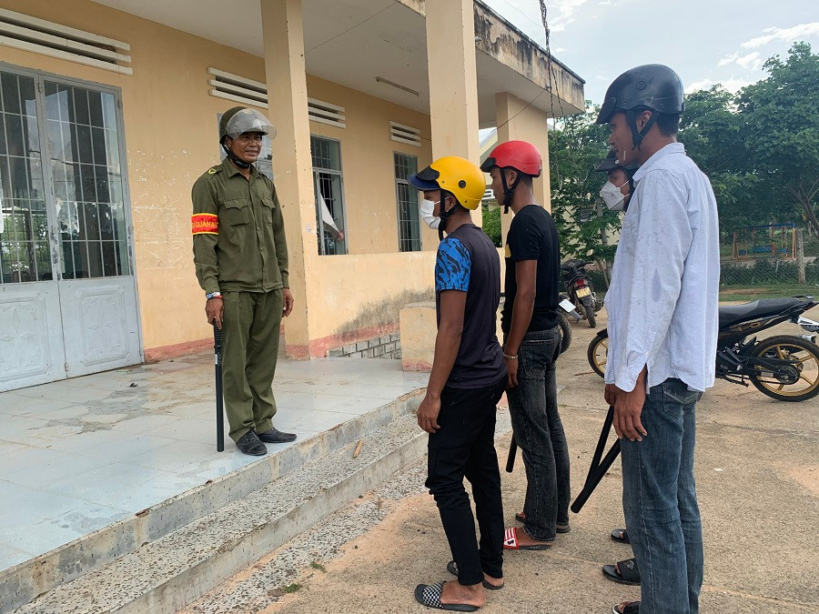 Đồng chí Kpă Puôn cùng Tổ tự quản về ANTT buôn Chư Jut triển khai tuần tra địa bàn. Ảnh: Thành Đạt