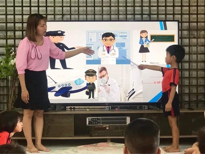 Cô giáo Ngô Lệ Thùy trong một giờ dạy tại Trường Mầm non Mai Ca