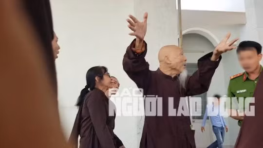  Bị can Lê Tùng Vân (giơ tay) và các bị can khác đã bị truy tố