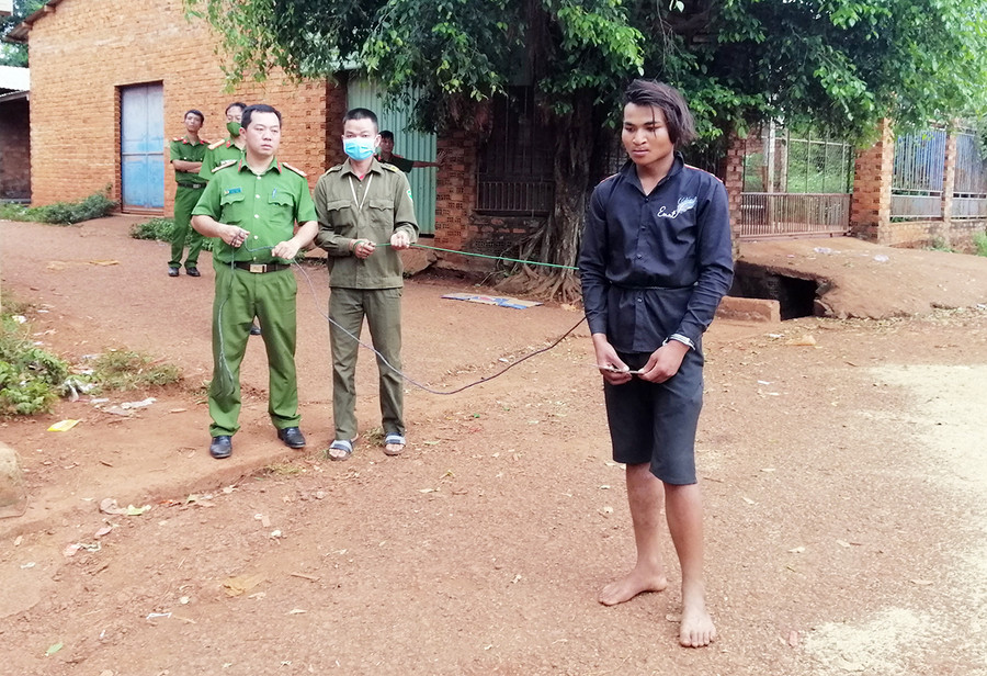  Đối tượng Siu Qua thực nghiệm lại hành vi giết người. Ảnh: Lê Ánh