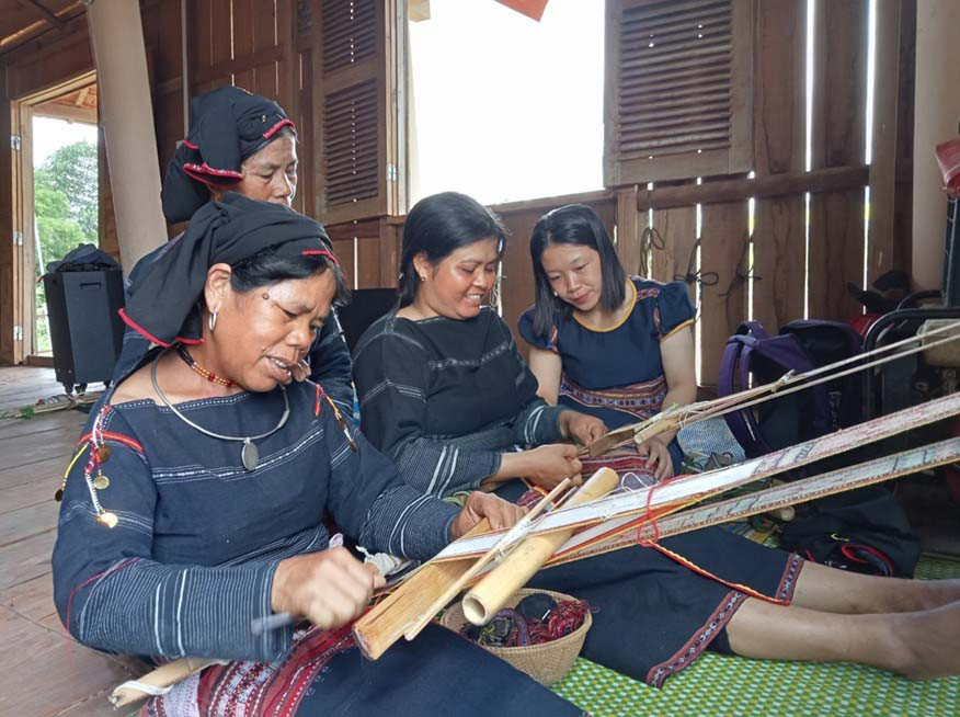 Chị Trần Thị Bích Ngọc (bìa phải) và các thành viên trong nhóm thực hiện Dự án “Bảo tồn và phát triển dệt thổ cẩm Bahnar ở xã Kông Lơng Khơng”. Ảnh: Hà Duyệt