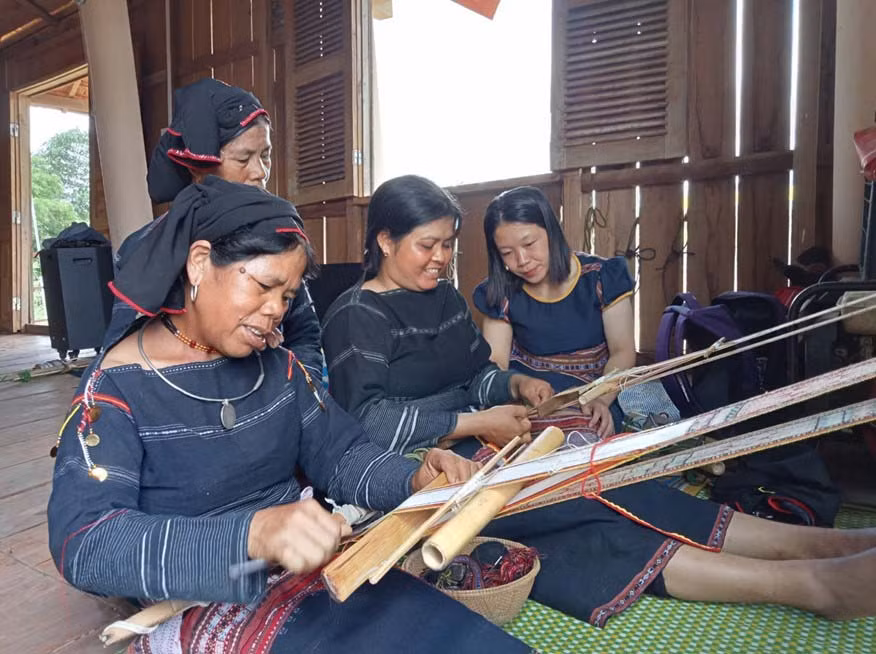 Chị Trần Thị Bích Ngọc (bìa phải) và các thành viên trong nhóm thực hiện Dự án “Bảo tồn và phát triển dệt thổ cẩm Bahnar ở xã Kông Lơng Khơng”. Ảnh: Hà Duyệt