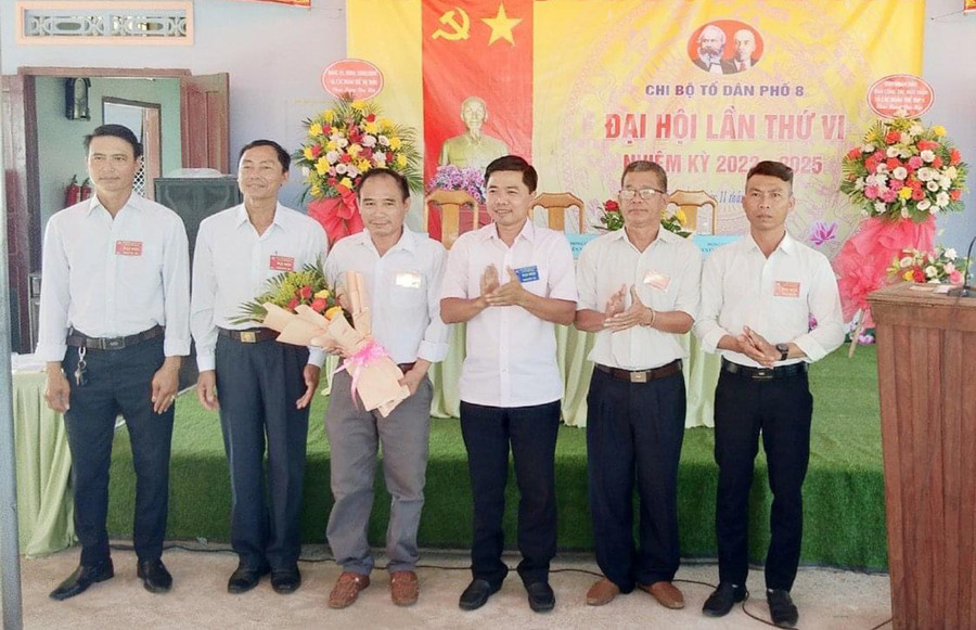 Chi ủy Chi bộ tổ dân phố 8 (thị trấn Phú Thiện) ra mắt Đại hội. Ảnh: Vũ Chi Chi ủy Chi bộ tổ dân phố 8 (thị trấn Phú Thiện) ra mắt đại hội. Ảnh: Vũ Chi