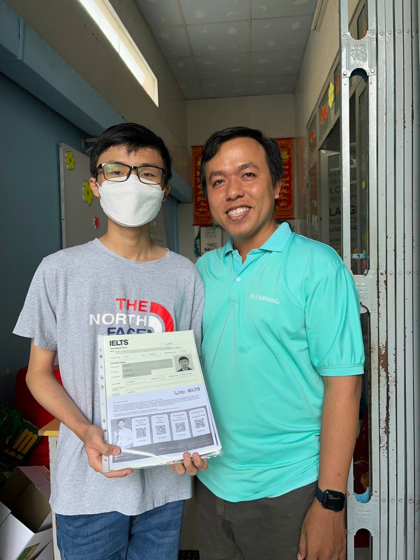 Ngọc Tân cùng thầy Nguyễn Thanh Bình, người ôn luyện thi IELTS cho Tân. Ảnh: NVCC Ngọc Tân cùng thầy Nguyễn Thanh Bình, người ôn luyện thi IELTS cho Tân. Ảnh: NVCC