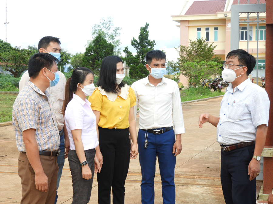  Cán bộ, đảng viên xã Đak Djrăng (huyện Mang Yang) trao đổi kinh nghiệm thực hiện Nghị quyết Trung ương 4 (khóa XII) trong hệ thống chính trị cơ sở. Ảnh: T.N