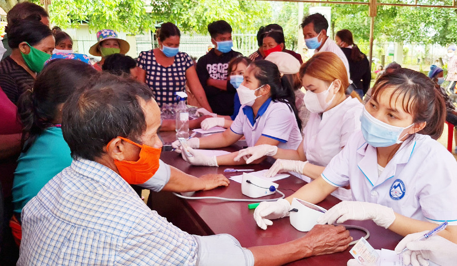  Các y-bác sĩ của Trung tâm Y tế TP. Pleiku khám bệnh cho người dân làng D (xã Gào, TP. Pleiku). Ảnh: Phan Lài