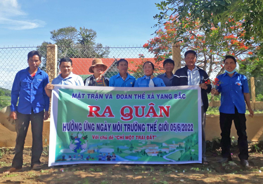 Mặt trận và các hội, đoàn thể của xã Yang Bắc tổ chức ra quân dọn dẹp vệ sinh môi trường nhân ngày 5-6. Ảnh: Hồng Thương