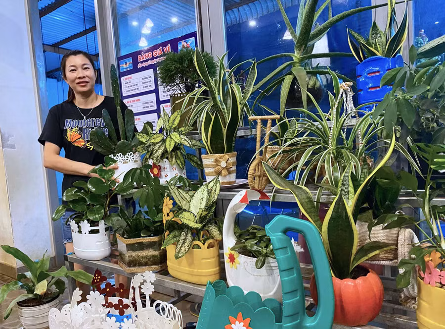 Một góc không gian xanh từ vật liệu tái chế của gia đình chị Bùi Thị Lụa (tổ 2, phường Tây Sơn, TP. Pleiku). Ảnh: Mộc Trà