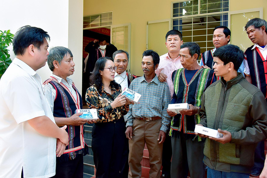 Thứ trưởng, Phó Chủ nhiệm UBDT Hoàng Thị Hạnh hướng dẫn người uy tín sử dụng điện thoại hiệu quả trong công tác tuyên truyền chủ trương chính sách của Đảng, pháp luật của nhà nước trong vùng đồng bào DTTS.
