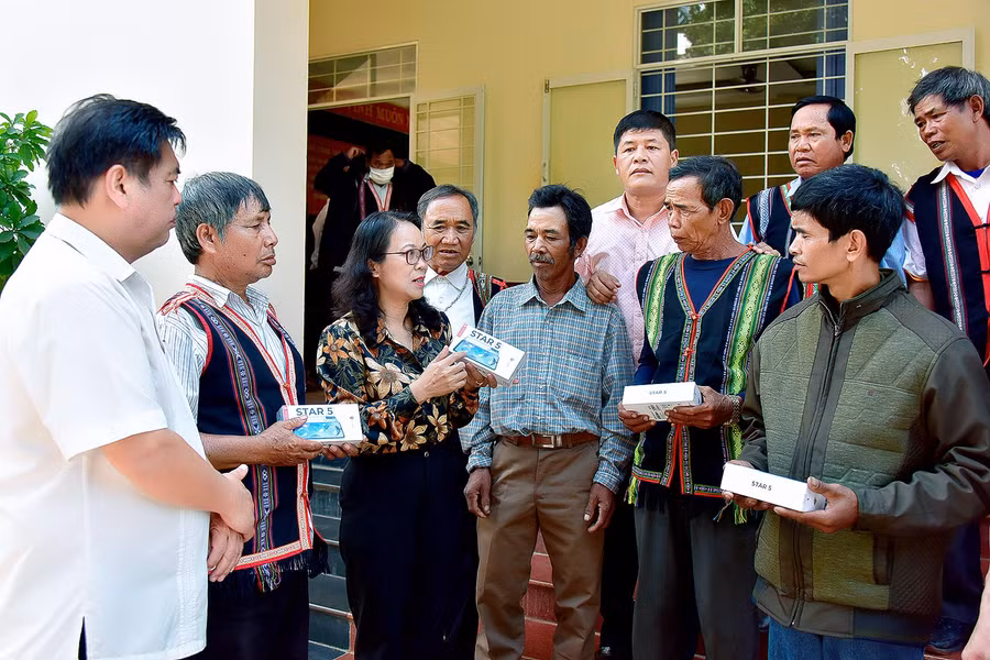 Thứ trưởng, Phó Chủ nhiệm UBDT Hoàng Thị Hạnh hướng dẫn người uy tín sử dụng điện thoại hiệu quả trong công tác tuyên truyền chủ trương chính sách của Đảng, pháp luật của nhà nước trong vùng đồng bào DTTS.