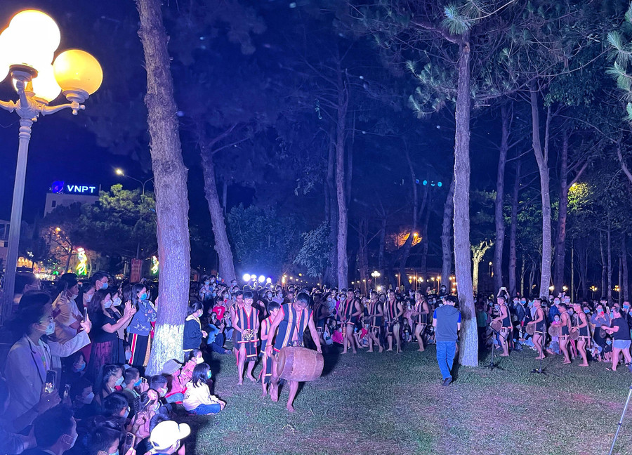 _Cồng chiêng cuối tuần-thưởng thức và trải nghiệm_ là hoạt động thu hút đông đảo du khách tại Quảng trường Đại Đoàn Kết, trái tim của thành phố. Ảnh: Minh Châu