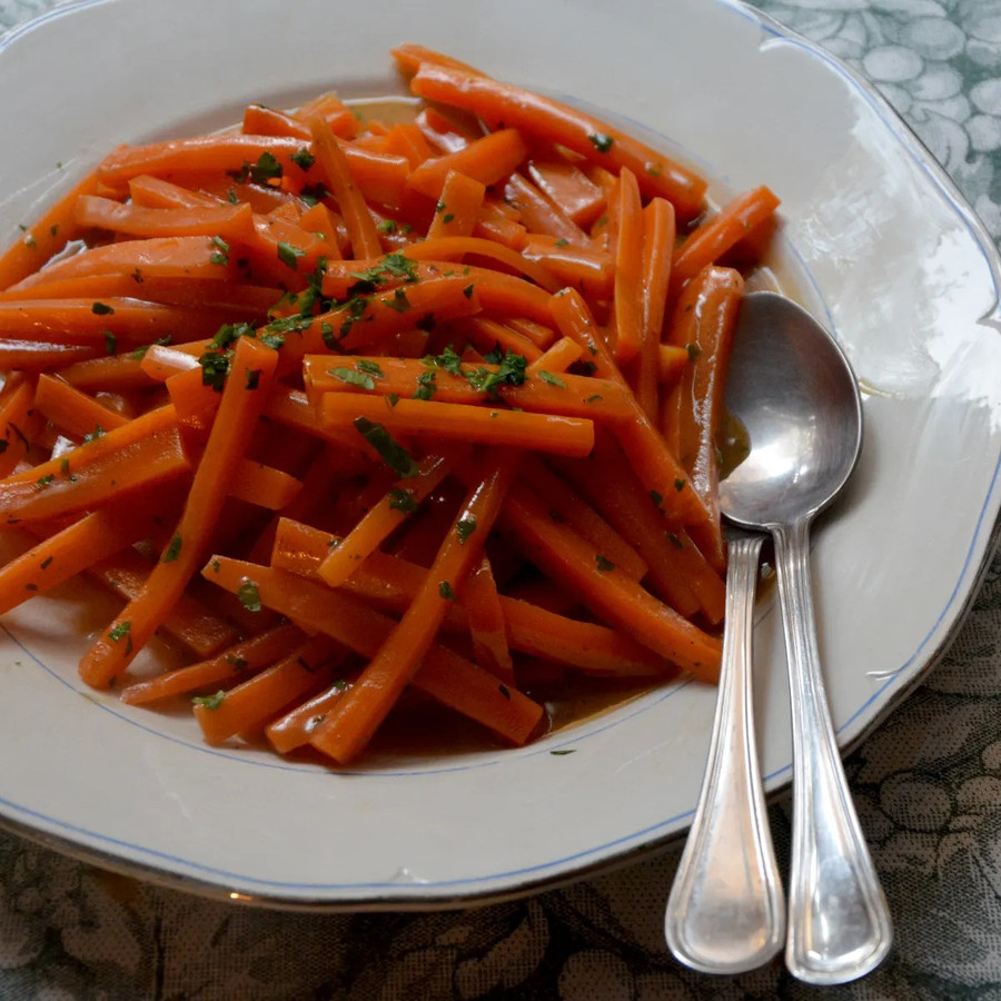 Cà rốt rất giàu nước, flavonoid và beta-carotene và giúp chống lại các vấn đề về gan như viêm hoặc xơ gan. Ảnh: SHUTTERSTOCK