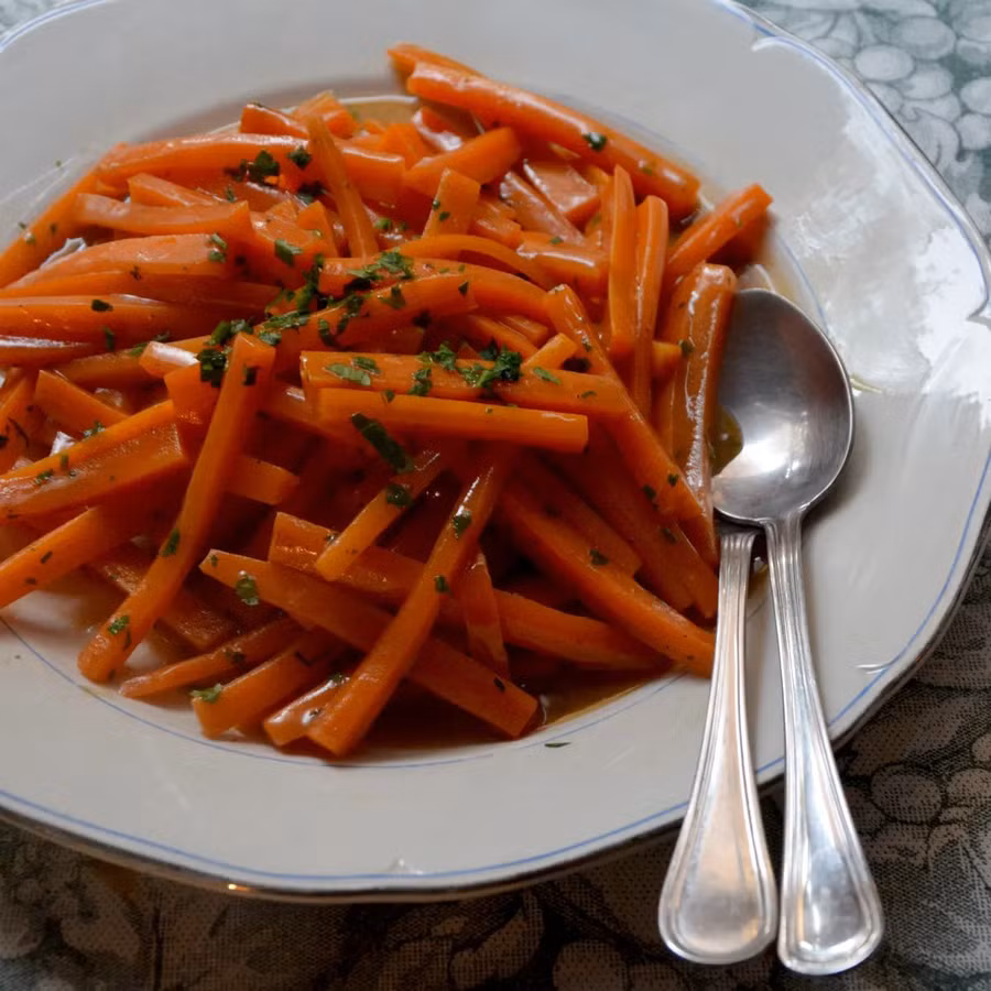 Cà rốt rất giàu nước, flavonoid và beta-carotene và giúp chống lại các vấn đề về gan như viêm hoặc xơ gan. Ảnh: SHUTTERSTOCK