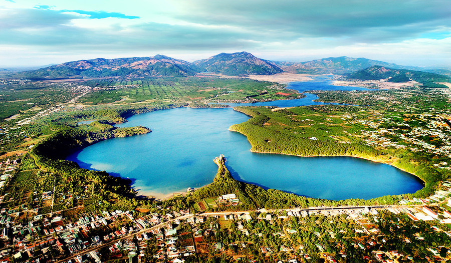 Làng bên hồ. Ảnh: Hùng Hoa Lư  Làng bên hồ hiện thực và truyền thuyết. Ảnh: Hùng Hoa Lư