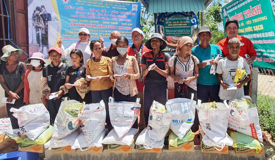  Bàn giao công trình giếng nước và tặng quà cho người già neo đơn tại làng Plei Măk, xã Ia Ake, huyện Phú Thiện. Ảnh: Hồng Ngọc