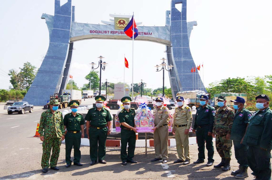 Bộ đội Biên phòng tỉnh tặng quà lực lượng bảo vệ biên giới Campuchia. Ảnh: Vĩnh Hoàng