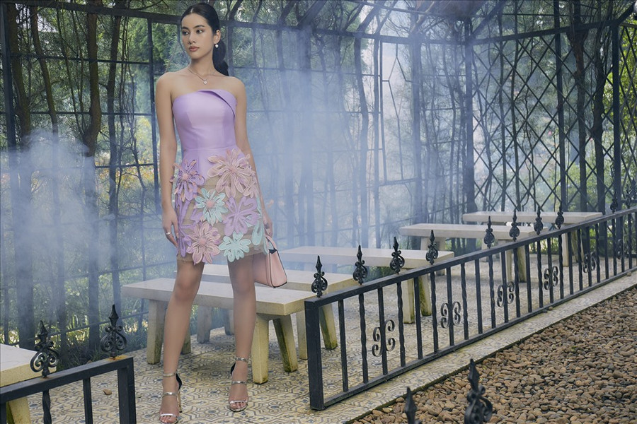 “Tôi thích trồng cây và cảm giác đắm mình vào khu vườn xanh mát. Thiên nhiên giúp chúng ta tái tạo năng lượng và giúp cảm xúc thăng hoa hơn. Đó cũng chính là những cảm xúc tôi muốn gửi gắm vào bộ sưu tập lần này“, Đỗ Long chia sẻ. Ảnh: NSCC “Tôi thích trồng cây và cảm giác đắm mình vào khu vườn xanh mát. Thiên nhiên giúp chúng ta tái tạo năng lượng và giúp cảm xúc thăng hoa hơn. Đó cũng chính là những cảm xúc tôi muốn gửi gắm vào bộ sưu tập lần này“, Đỗ Long chia sẻ. Ảnh: NSCC.