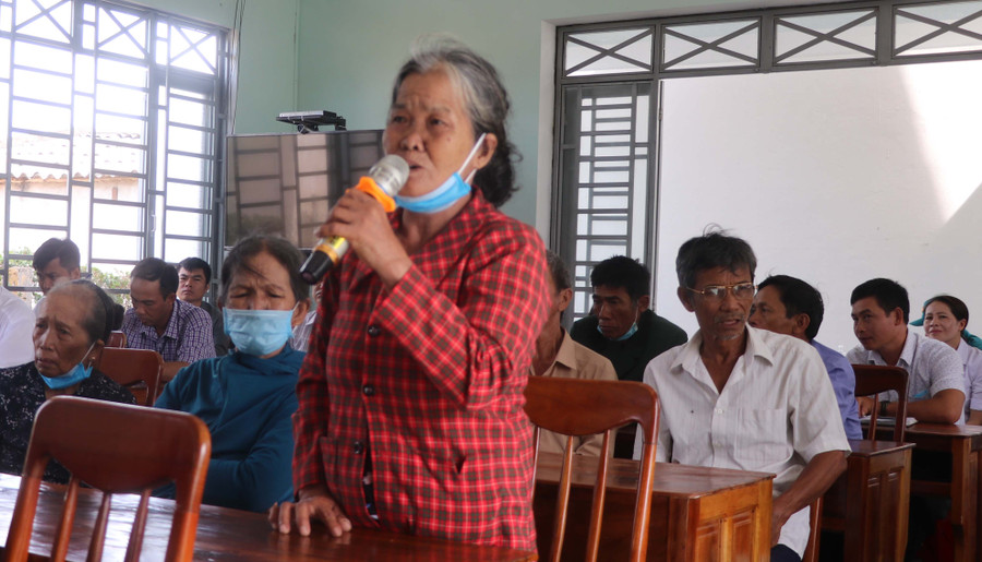 Cử tri xã Cửu An, thị xã An Khê kiến nghị vấn đề đất đai. Ảnh: Ngọc Minh