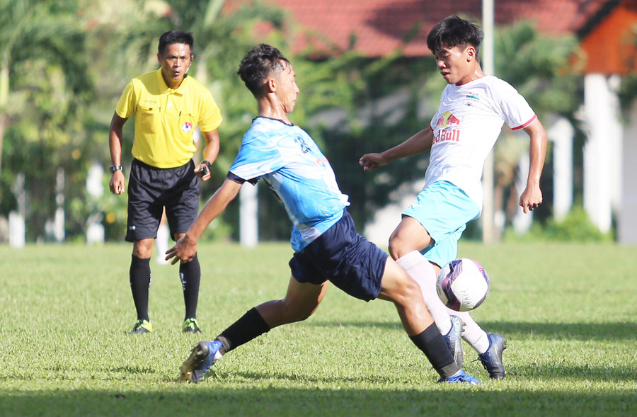 U17 HAGL (áo trắng) đã bị cầm hòa ở trận ra quân. Ảnh: Văn Ngọc  U17 HAGL (phải) đã bị cầm hòa ở trận ra quân. Ảnh: Văn Ngọc