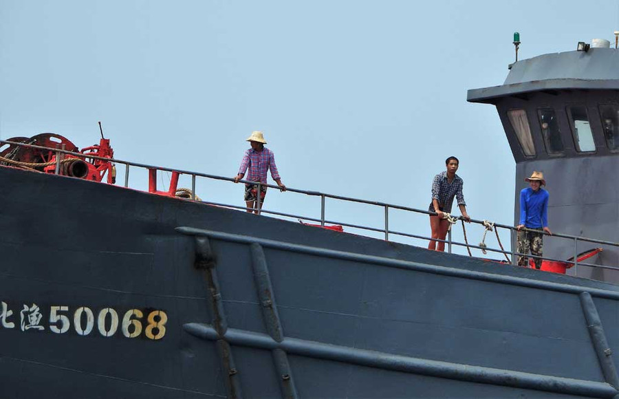 Người Trung Quốc trên tàu cá neo đậu cạnh Gạc Ma. Ảnh: Thanh Niên