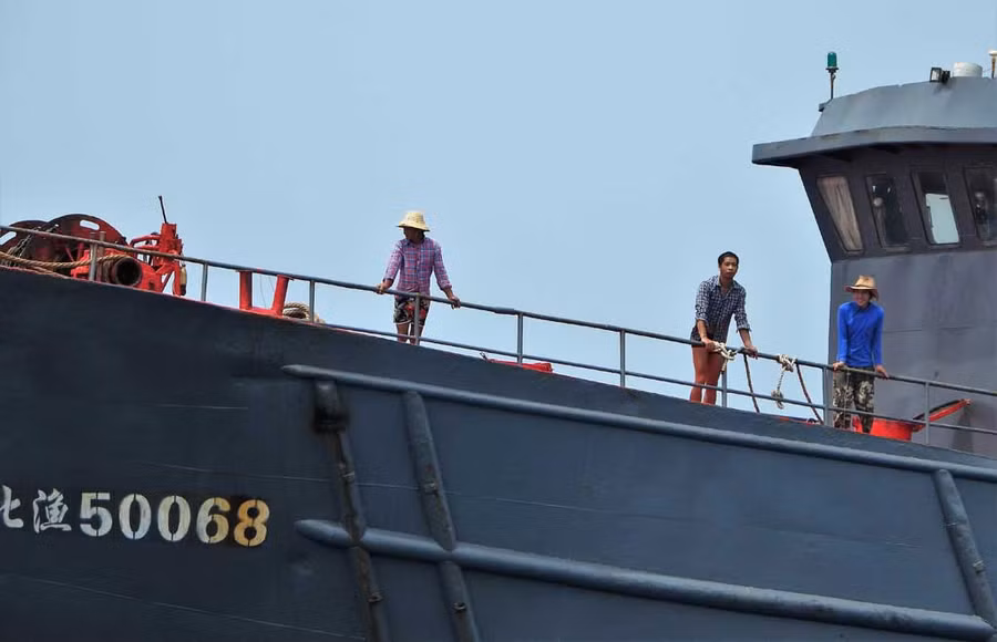 Người Trung Quốc trên tàu cá neo đậu cạnh Gạc Ma. Ảnh: Thanh Niên