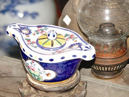  Suốt hàng chục năm đam mê và tìm tòi, ông đã có một bộ sưu tập đồ sộ với hơn 1.500 đèn dầu cổ. Ảnh: Tổ chức Kỷ lục Việt Nam