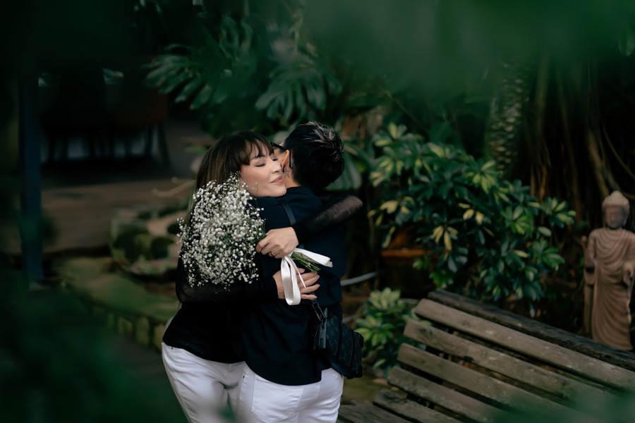 Khoảnh khắc tình cảm của Thanh Hà và Phương Uyên trong MV. Ảnh: NVCC