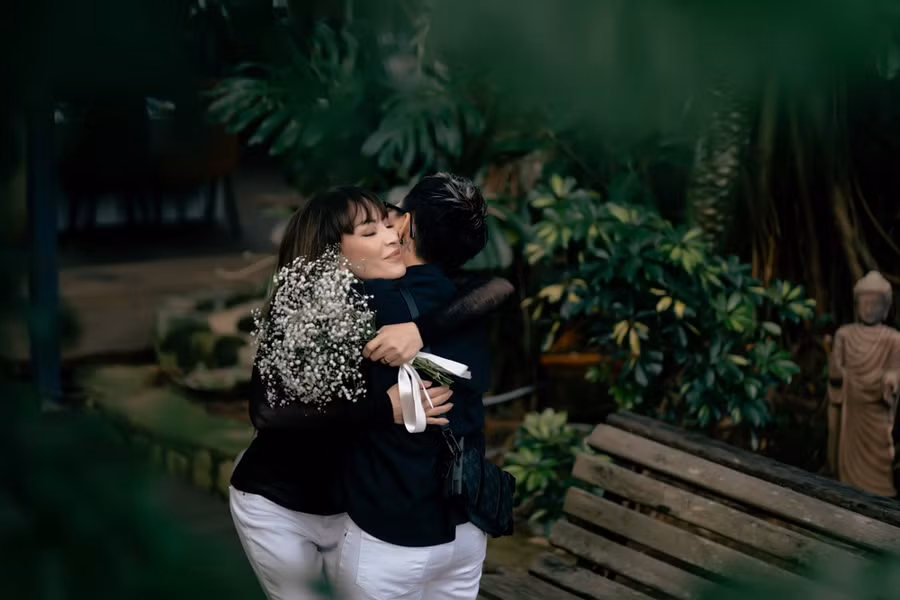 Khoảnh khắc tình cảm của Thanh Hà và Phương Uyên trong MV. Ảnh: NVCC