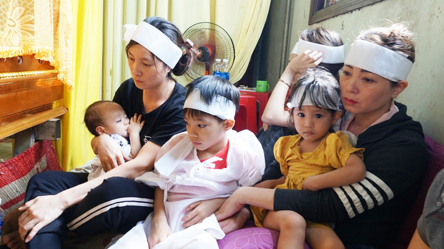  Những đứa trẻ hồn nhiên ngơ ngác đã rơi vào cảnh mồ côi cha mẹ sau vụ tai nạn. Ảnh: Văn Ngọc