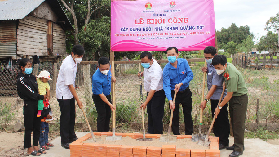 Tỉnh Đoàn, Đoàn Thanh niên Công an tỉnh khởi công xây dựng nhà “Khăn quàng đỏ” cho em Siu Pháo (thôn Plei Pa Ơi H’Trông, xã Chư Mố, huyện Ia Pa). Ảnh: Phan Lài