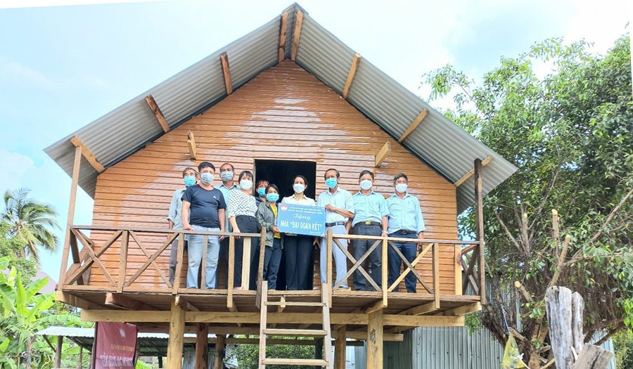  Ủy ban MTTQ Việt Nam huyện Phú Thiện bàn giao nhà cho gia đình chị Siu HNgan (buôn Ơi Hly, xã Ia Hiao). Ảnh: Anh Huy