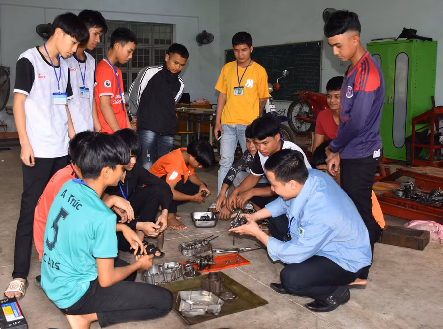 Học sinh Trường Cao đẳng Gia Lai thực hành sửa chữa xe máy. Ảnh: Đinh Yến
