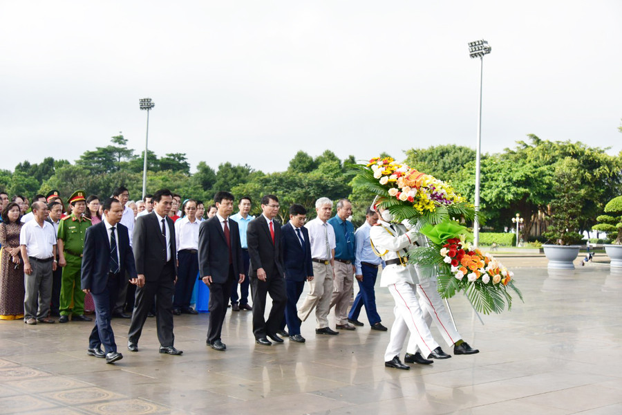 Lãnh đạo 2 TP. Pleiku và TP. Tuy Hòa dâng hoa trước Tượng đài Bác Hồ với các dân tộc Tây Nguyên. Ảnh: Đức Thụy Lãnh đạo 2 thành phố Pleiku và Tuy Hòa dâng hoa Tượng đài Bác Hồ với các dân tộc Tây Nguyên. Ảnh: Đức Thụy