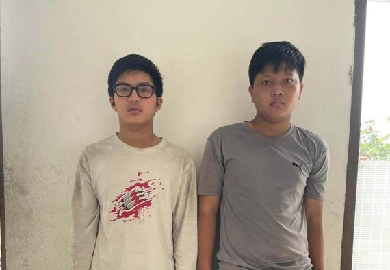 Hai đối tượng tại cơ quan công an Hai đối tượng tại cơ quan công an