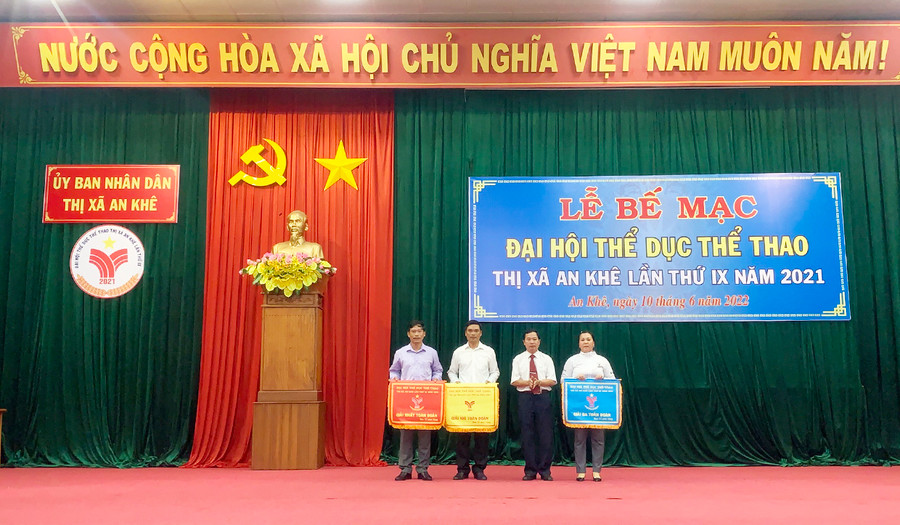 Ban tổ chức trao cờ cho các đội giành giải nhất, nhì, ba tại Đại hội Thể dục thể thao thị xã An Khê lần thứ IX. Ảnh: Thế Huynh Ban tổ chức trao cờ cho các đội giành giải nhất, nhì, ba tại Đại hội Thể dục thể thao thị xã An Khê lần thứ IX. Ảnh: Thế Huynh