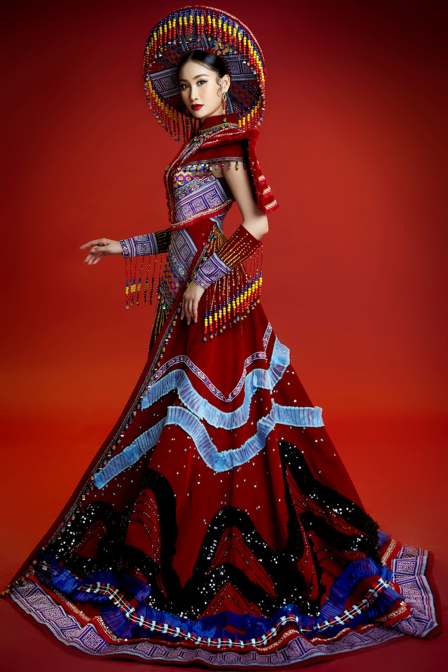 Thiết kế là sự kết hợp giữa áo dài và trang phục truyền thống của người H'Mông. Ảnh: VŨ ĐÌNH HẢI - HOÀNG PHÚC