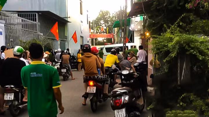 Người dân địa phương hiếu kỳ tại hiện trường xảy ra vụ việc. Ảnh: Hải Phong Người dân địa phương hiếu kỳ tại hiện trường xảy ra vụ việc. Ảnh: Hải Phong