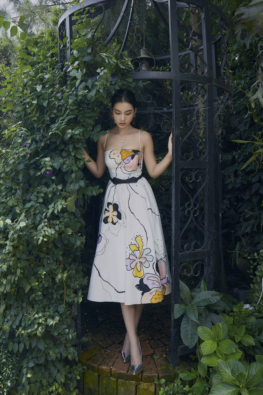 Lấy cảm hứng từ khu vườn mùa hạ ngập tràn cỏ cây, Đỗ Long sử dụng bảng màu đa dạng, kết hợp cùng nhiều kỹ thuật may phức tạp, tạo nên bức tranh thời trang nên thơ và sống động. Lấy cảm hứng từ khu vườn mùa hạ ngập tràn cỏ cây, Đỗ Long sử dụng bảng màu đa dạng, kết hợp cùng nhiều kỹ thuật may phức tạp, tạo nên bức tranh thời trang nên thơ và sống động.