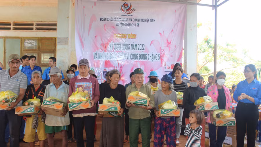 Đoàn khối các Cơ quan và Doanh nghiệp tỉnh tặng quà cho hộ gia đình chính sách, khó khăn của xã Al Bá (huyện Chư Sê). Ảnh: Phan Lài