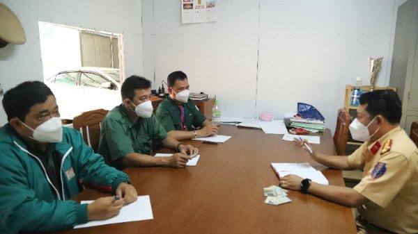 3 tài xế xe khách làm việc với CSGT Lâm Đồng. Ảnh: LV